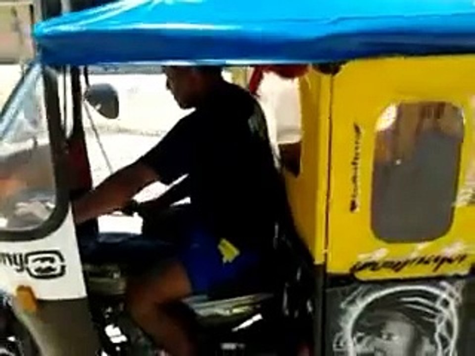 recien aprendiendo a manejar mototaxi XD