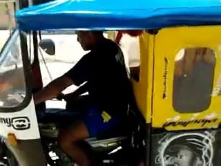 recien aprendiendo a manejar mototaxi XD