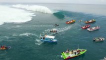 Un drone filme plusieurs surfeurs sur le spot de Teahupoo à Tahiti