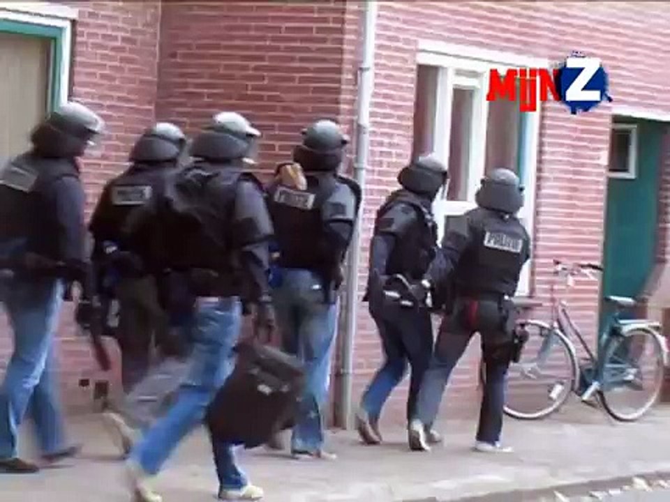 Beelden inval arrestatieteam politie Zwolle na schietpartij aan Sumatrastraat