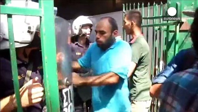 A second day of scuffles with police as the Greek island of Kos struggles to cope with hundreds of migrants