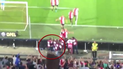 Two photographers FIGHT each other: Fan footage captures