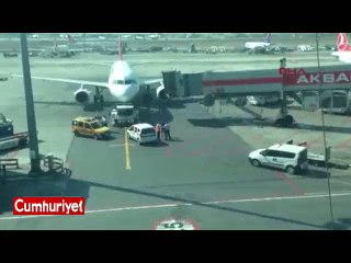 Kaçırdığı uçağın peşinden koştu