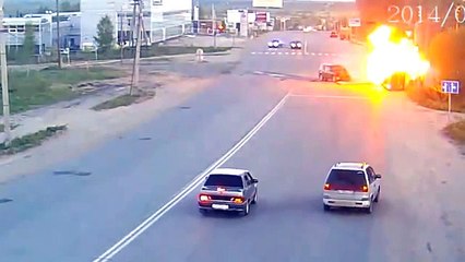 Une voiture rentre dans une autre voiture qui explose (Russie)