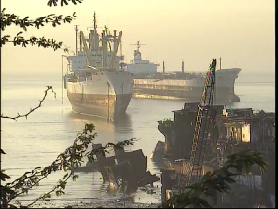 L'enfer de la plus grande casse de bateaux au monde - Plage d'Alang