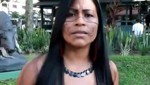 Cantora indígena canta Hino Nacional em dialeto ticuna, em Manaus