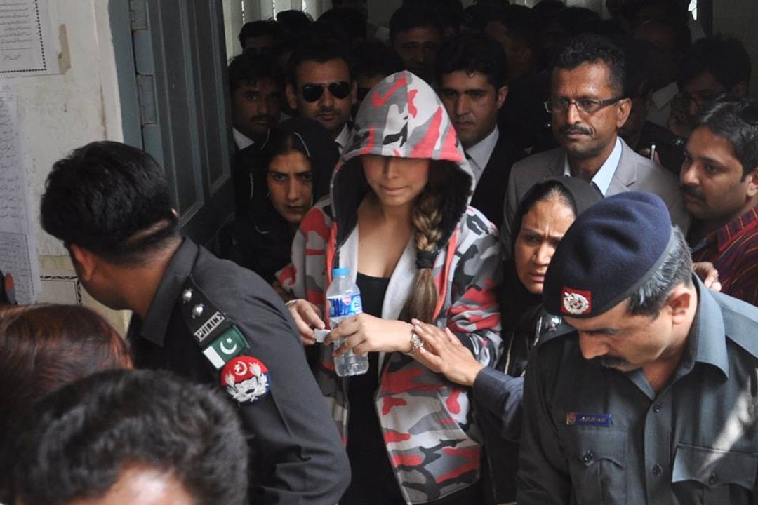 Model Ayyan Ali Behoda Tareen Libas and Dirty Cameraman