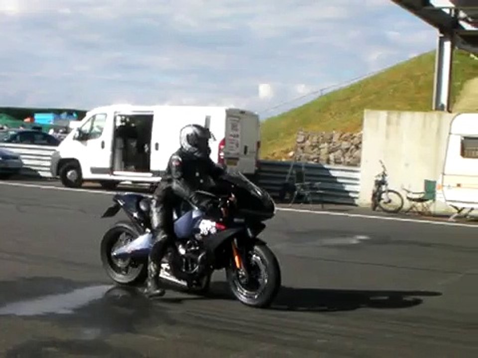 1125R BUELL IS CHALLENGED BY STUNT MAN CRAIG JONES TO DRAG RACE