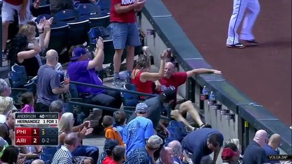 fail baseball - un spectateur chute en rattrapant la balle