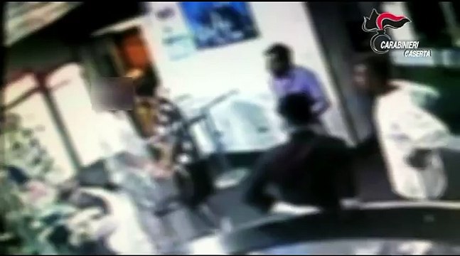 Villa Literno (CE) - Offende figlio di un boss e gli incendiano il bar: due arresti (13.08.15)