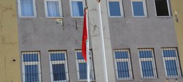 Türk Bayrağı'nı indirip PKK flaması astılar