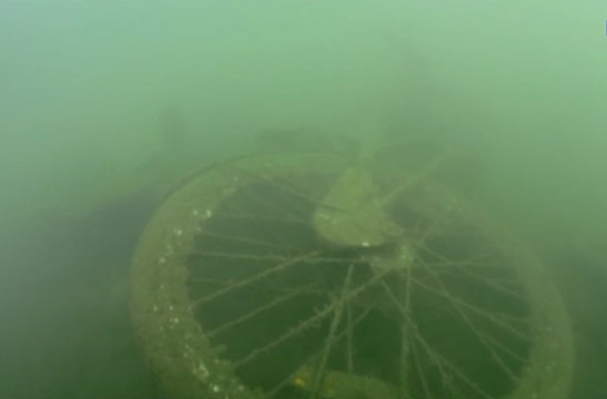 La pollution dans le port de Marseille à travers nos télés, en 42 secondes