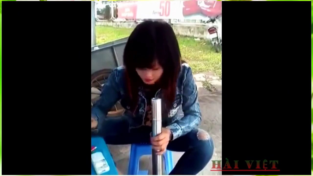 Gái xinh hút thuốc lào