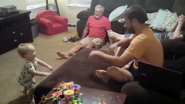 Des adultes imitent un bébé