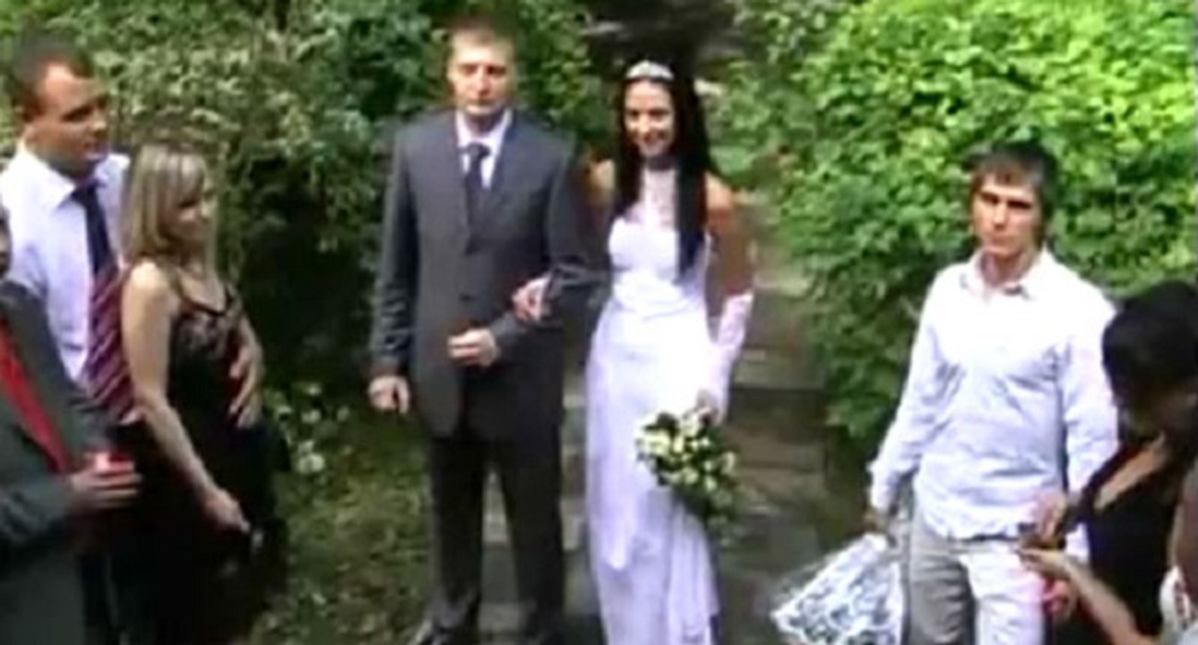 Un témoin de mariage en Russie qui n'a pas le temps de rigoler