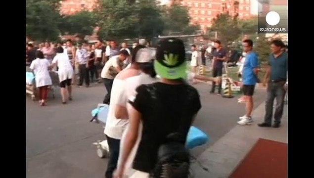 Число жертв взрывов на складе в Китае растет