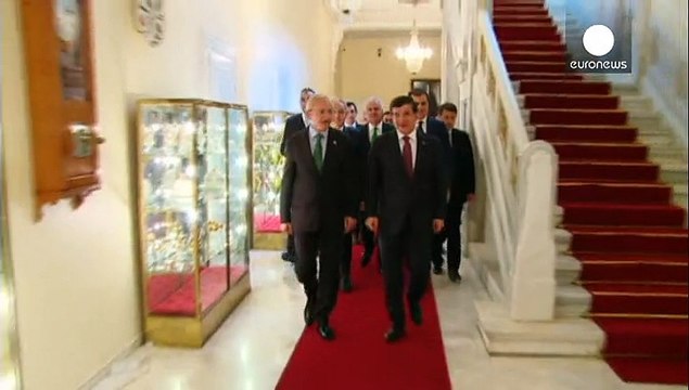 داود أوغلو يؤكد أن الانتخابات المبكرة هي الخيار الأكثر احتمالا لتركيا