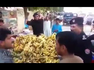 Thanedar Ki Gareeb Phal Farosh Ki Phainti Laga Kar Aur Gaalian De Kar Thanedari Chamkane Ki Koshish