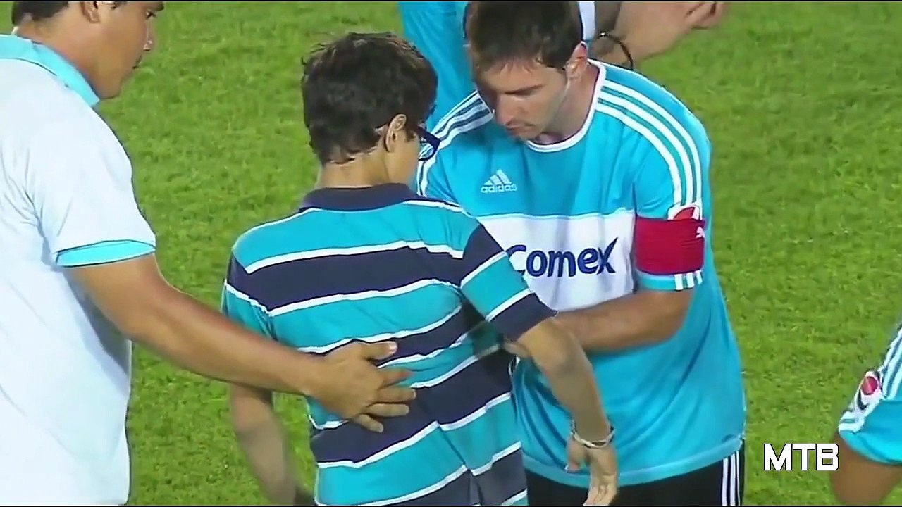 Lionel Messi & Pitch Invaders ● Respect!