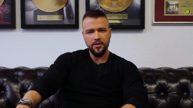 Kollegah zeigt Buch 10 Jahre Selfmade Records