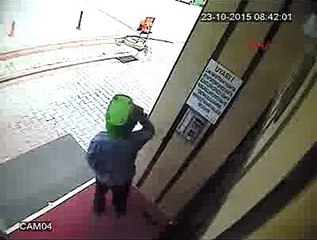 Yakalanmamak için başına kova geçirdi