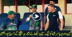 Shane Warne Giving Tips to Yasir Shah