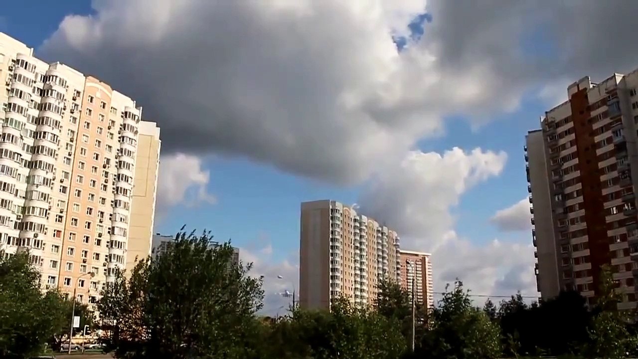 Самолёт чуть не врезался в здание