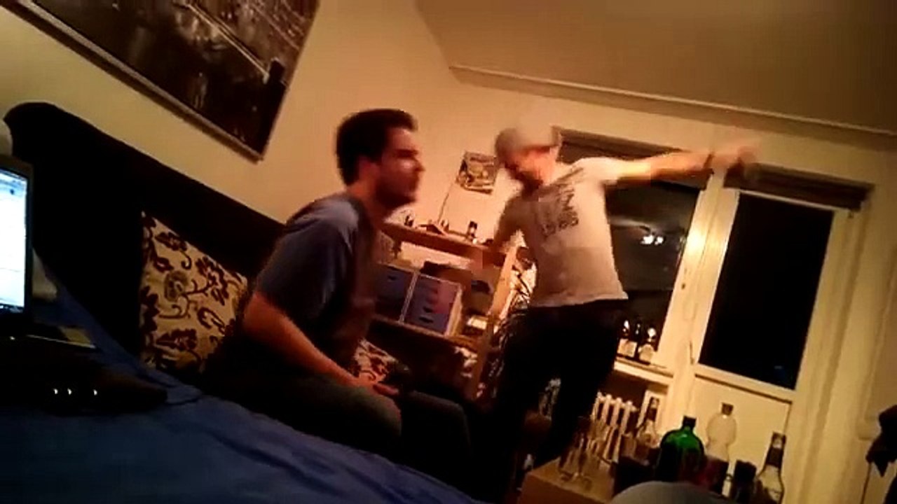 Il rage sur FIFA 14 et casse sa TV.