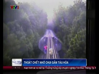 Thoát chết nhờ chui gầm tàu hỏa