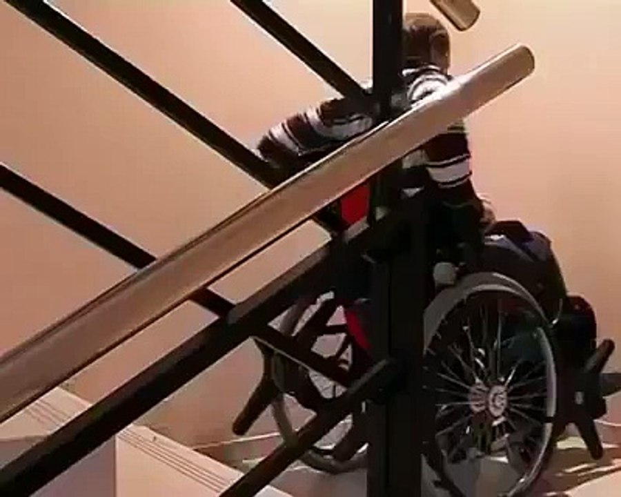 Une chaise roulante qui monte les escaliers - invention au top!