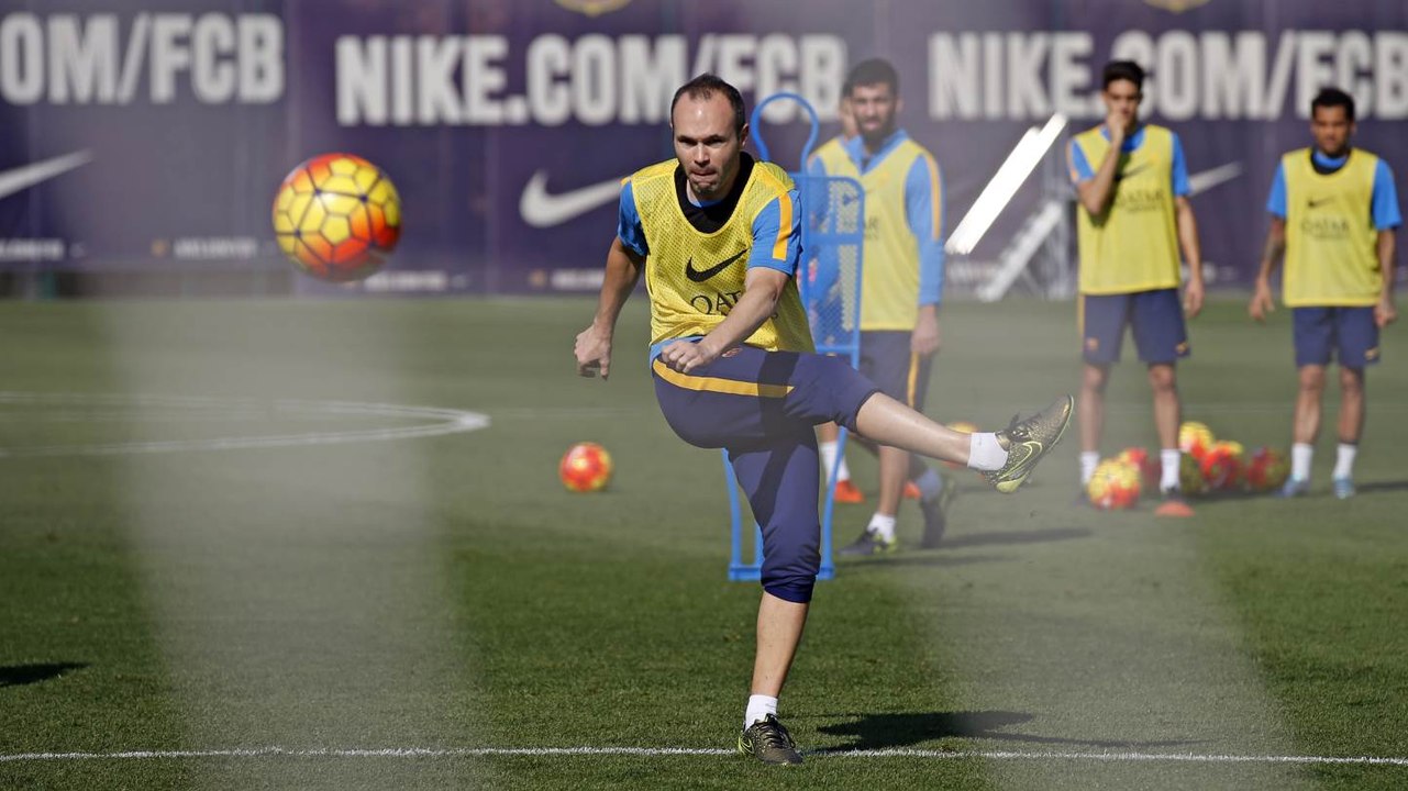 FC Barcelona training session: Iniesta and Sergi Roberto receive all-clear