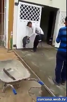 Brezilyada tahta bir köprü, üzerinden geçen kamyonun ağırlığına dayanamayarak yıkıldı - Komik videolar - Funny videos