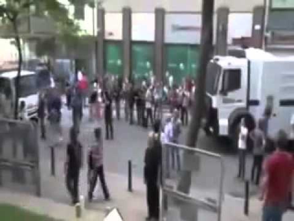 Polis Yemek Uzatanlara Tazyikle Karşılık Verdi   Taksim Gezi