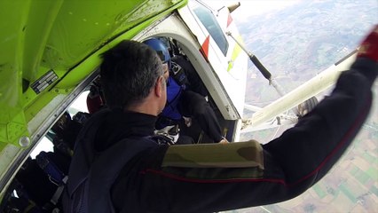 Il se fait raser la tête lors d'un saut en parachute