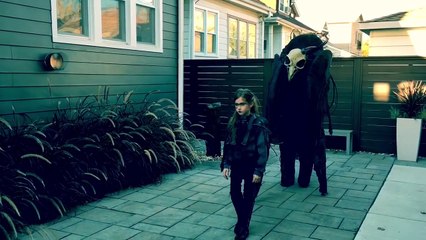 Ce père et sa fille vont faire flipper les voisins pour Halloween.. Costume de fou!