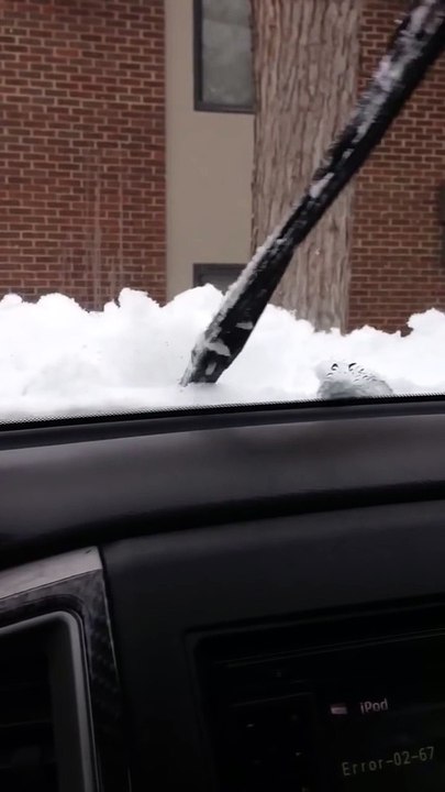 Les essuie-glace de cette voiture jouent du Queen : We will, we will rock you!!!