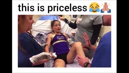 Une fille avec le genou déboîté : il est temps de le remettre en place