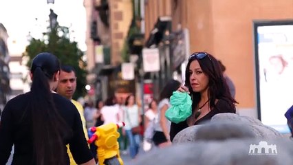 Скачать видео: Comment réagissent les hommes face à une femme ivre dans la rue