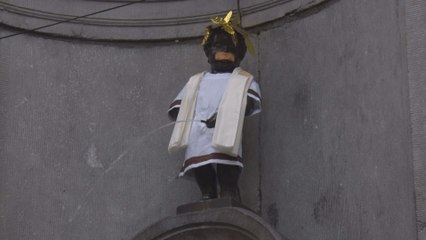 Manneken Pis habillé en Jules César en l'honneur du Grand Jojo