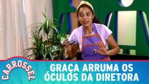 Graça arruma os óculos da diretora