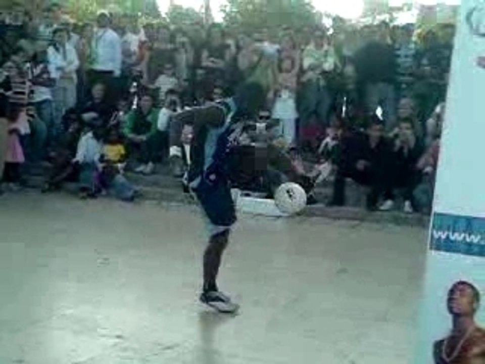 PARIS... EN MODE TRAORE'S FOOT-STYLE