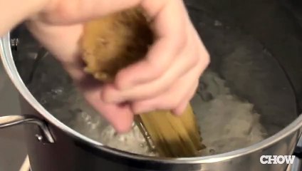 How to Quickly Cook Pasta in a Frying Pan - CHOW Tip
