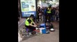 Un policier fait le spectacle à la place d'un artiste de rue