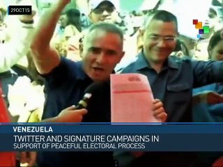 Venezuelans Sign for Peaceful Elections