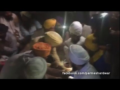 Sikh preachers give blood to badal govt (1)