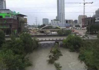 Télécharger la video: Drone Footage Shows Aerial View of Austin Area Flooding