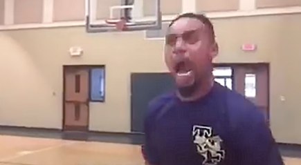 Télécharger la video: NBA Impersonator Does Incredible Steph Curry & Draymond Green Impressions