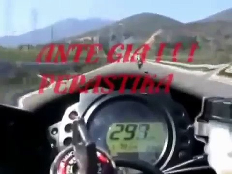 Moto extreme race on the street : 300 Km/h amazing pilote - course motos au milieu des voi