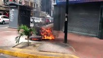 Vecinos queman moto de delincuente en La Candelaria