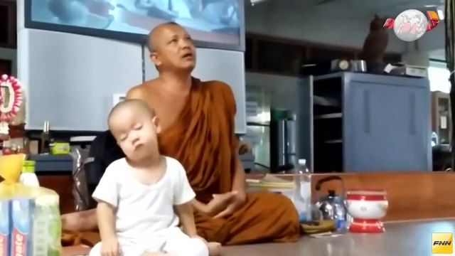 タイ・バンコク近郊の寺で小さな小僧さんの修行姿が人気に15/08/13